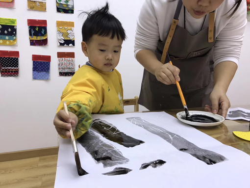 儿童美术在国内发展迅速，那么哪些人适合加盟少儿美术呢