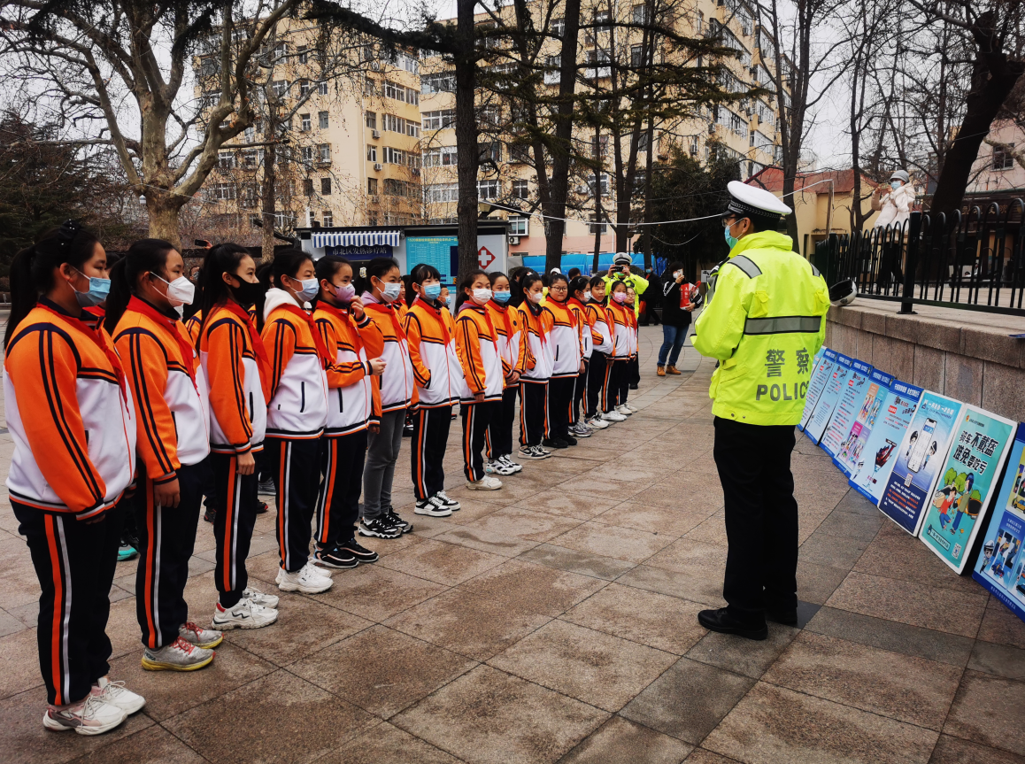 温暖城市守护人 ———五年级三班 班级实践活动简讯